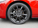 18インチ純正アルミホイールを装備。タイヤサイズは215/45R18となります。