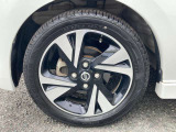 純正のアルミホイールです!お車に合ったデザインのホイールになっています!