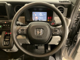 【誤発進抑制機能】うっかり防止!停車時や10キロ以下の低速走行時、前方の障害物を検知し、ドライバーがアクセルペダルを踏みこんだ場合の急加速を抑制します。音とメータ内表示で警告します。
