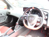 とても握りやすいステアリング!運転手の気持ちがそのまま伝わるかのような反応をしてくれます!!小物入れや各ボタンの配置にこだわり、とても使いやすいです!視認性も良いのでロングドライブもお任せ下さい!