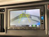 リバースギアに入れるだけで後方の表示へ切り替わります。夜間や雨の日の駐車も楽になりますよ。
