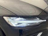 【LEDヘッドライト】明るく眩しいハイビームを先行車や対向車に照射しないオートハイビームを備えたLEDヘッドライト。北欧神話に登場するトールハンマーをモチーフにした、一目でボルボとわかるデザイン。