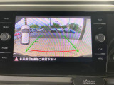 ギアをリバースに入れると車両後方の映像を映し出します。画面にはガイドラインが表示され、車庫入れや縦列駐車などの際に安全確認をサポートします。
