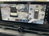 インテリジェントアラウンドビューモニター(3Dビュー機能付)カメラで立体的映像を表示。クルマの周囲がぐるっと見えるので、安心です。是非実際の車で体感してみてください。