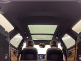 【パノラマガラスルーフ】固定式のガラスルーフで明るい車内空間を演出。日差しの強い日は電動スライドカーテンで調整するなど、季節を問わず開放的なドライブをお楽しみいただけます。