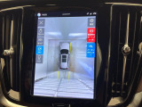 【360&deg;ビューカメラ】4台の高解像度カメラで360度の鳥瞰図を表示。隣の車や壁、死角にある障害物などを画面で確認できるため、狭いスペースでの駐車・出入りも安心です。