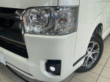 【LEDヘッドライト】悪天候や夜間走行時も良好な視界を確保し安心して運転できる高輝度LEDヘッドライトを装備!点灯速度が早く、消費電力も抑えられています。