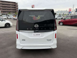 デュアルバックドアは、半分だけバックドアを開けることができるので、狭いスペースでも楽々荷物を積んだり出したりすることができます!