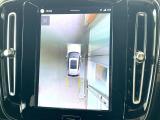 【360&deg;ビューカメラ】4台の高解像度カメラで360度の鳥瞰図を表示。隣の車や壁、死角にある障害物などを画面で確認できるため、狭いスペースでの駐車・出入りも安心です。