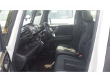 平日はママにぴったりの運転席を。休日はパパにぴったりの運転席を。ハンドルもシートも柔軟に位置調整ができます。運転席はハイトアジャスターが装備されていますので上下方向に柔軟に調節できます。