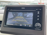 【バックカメラ】運転が苦手な方も車庫入れラクラクです!ギアをリバースに入れれば自動的に切り換わりますので、面倒な操作は不要です♪狭い駐車場もお車を傷つけず安心ですね!