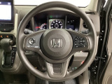 ハンドルにHondaセンシング系のクルーズコントロールやレーンキープアシストなどのスイッチと、オーディオの操作スイッチが装備されています。ハンドルから手を離さず安全に操作できます。