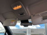 サンバイザーの裏には小型のミラーがあり、身だしなみのチェックも簡単です。