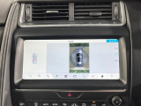 サラウンドカメラ(360&deg;カメラ)『車載のカメラを駆使し、車を真上から見下ろしている映像に変換、センターディスプレイに表示させ、安全な駐車をサポート。縦列駐車や狭い場所への駐車に大きく役立ちます。』