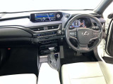 運転席は見やすく整理され、ナビも美しく装着され操作性にも優れています!