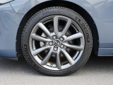 18インチ純正アルミホイールを装備。タイヤサイズは215/45R18となります。