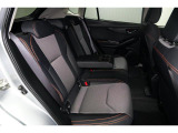 リアシートのセンターアムレストには2つのカップフォルダーつきで、車内全員がゆったりお過ごしいただけます!!