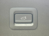 【パワーバックドア】スマートキーや運転席のボタンを押すだけでリアゲートが自動で開閉します!荷物を持っている時や、高い位置にあるバックドアを閉める際に便利な機能です♪