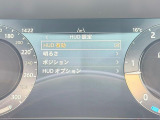 ヘッドアップディスプレイは運転中に役立つ情報をフロントガラスに映し出します。独自のレーザー技術により、直射日光が当たるような状況にも対応。走行速度、ナビゲーションなどの情報を、クリアに表示します。
