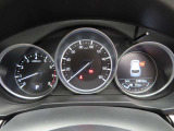 CX-5のメーター部です。華美な装飾を避け、必要な情報を瞬時に読み取れる様にデザイン・配置されています。