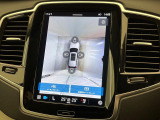 【360&deg;ビューカメラ】4台の高解像度カメラで360度の鳥瞰図を表示。隣の車や壁、死角にある障害物などを画面で確認できるため、狭いスペースでの駐車・出入りも安心です。
