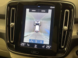 【360&deg;ビューカメラ】4台の高解像度カメラで360度の鳥瞰図を表示。隣の車や壁、死角にある障害物などを画面で確認できるため、狭いスペースでの駐車・出入りも安心です。