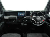 ◆視界広々で非常に運転しやすくロングドライブでも疲れを感じさせないすっきりとまとまったインパネ周りです。