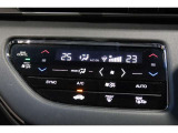運転席と助手席の温度設定の変更が可能な左右独立タイプのデュアルエアコンです♪♪♪暑がりな人・寒がりな人も誰もが車内を快適にお過ごしいただけます♪♪♪