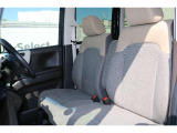 ゆったりした運転席・助手席です。運転席はシートハイトアジャスターつきで高さ調整が可能ですので、いろいろな方のドライビングポジションに合いますね♪