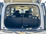 デュアルバックドアは狭い場所でも気軽にドアを開けて荷物の出し入れが可能です♪
