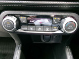 運転席・助手席シートヒーター。オートエアコン。設定した温度で風向、風量が自動で作動します。
