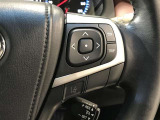 ステアリングスイッチ付きで、運転中に視線を前に向けたまま操作できます。