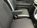 前席には肘置きもご用意しております