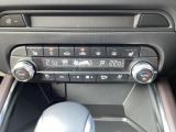 運転席と助手席それぞれに独立して設定温度を調節できるフルオートエアコンを標準装備。