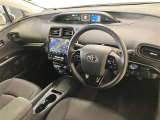運転席周りのレイアウトをご覧ください。ナビゲーションが綺麗に装着されすっきり収まってますね!