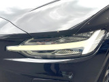 【LEDヘッドライト】ハイビームを先行車や対向車にあてず、その両サイドではハイビーム照射を維持。見える範囲が段違いに広くなりました。北欧神話に登場するトールハンマーをモチーフにデザイン。