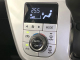 【オートエアコン】一度お好みの温度に設定すれば、車内の温度を検知し風量や温度を自動で調整。暑い&hellip;寒い&hellip;と何度もスイッチ操作をする必要はありません。快適な車内空間には必須の機能ですね♪