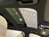パノラミックルーフで明るい車内と開放感あるドライブをお楽しみいただけます。