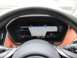 運転に必要な情報をグラフィカルに表示し、少ない視線移動で瞬時に認識できる先進的な液晶メーター。こちらはナビゲーション情報と連携する「地図画面」になります。
