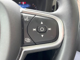 【ステアリングスイッチ】運転中、前方から目線をそらさずにオーディオ等の操作ができるよう、適切に配置されたスイッチ類。安心&快適なドライブを演出してくれる便利な機能です。