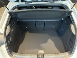 ゆったりとしたトランクルームでございます。たくさんのお荷物の車載が可能でございます。
