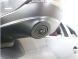 助手席側の死角になりやすい左前方の映像を、11.6インチディスプレイに表示。狭い道での安心感を高め、ドライバーの視界をしっかりサポートします。