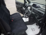 【ベンチシート】運転席・助手席の行き来もしやすく、駐車時に便利☆また開放感もいいですね!一度体感されるとクセになりますよ