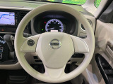 インテリアに合わせたデザインのステアリングは、運転される方のことも考え、運転しやすい形状、大きさです。是非一度、実際に触ってお確かめください。