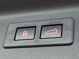 【パワーバックドア】スマートキーや運転席のボタンを押すだけでリアゲートが自動で開閉します!荷物を持っている時や、高い位置にあるバックドアを閉める際に便利な機能です♪