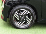 純正14インチアルミ付きです。お手入れのしやすいデザイン