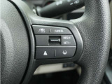 ◆アダプティブクルーズコントロール◆予め設定した車速内でクルマが自動的に加減速。前走車との適切な車間距離を維持しながら追従走行します。【LKAS】車線維持支援システムでステアリング操作を支援。