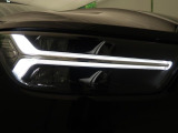 【LEDヘッドライト】ハイビームを先行車や対向車にあてず、その両サイドではハイビーム照射を維持。見える範囲が段違いに広くなりました。北欧神話に登場するトールハンマーをモチーフにデザイン。