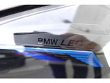 【LEDヘッドライト】先進のテクノロジーを採用し、照射される白色光の周波特性は太陽に近く、自然な明るさで夜道を明確に照らし出します。夜間はもちろん悪天候の日中でも優れた視認性を発揮し、安全性を高めます。