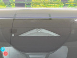 【スマートシティブレーキサポート】低速走行中に前方の車両等を認識し、衝突しそうな時は警報とブレーキで衝突回避と被害軽減をアシスト。より安全にドライブをお楽しみいただけます。